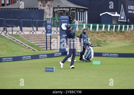 Alfred Dunhill Links Championships 2024. L'ancien parcours. St Andrews. Fife, Royaume-Uni. 03 Oct, 2024. L'ancien joueur de cricket Michael Vaughan s'est lancé sur le premier trou (crédit photo : David Mollison/Alamy Live News Banque D'Images