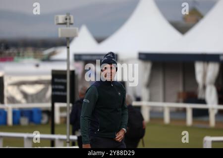 Alfred Dunhill Links Championships 2024. L'ancien parcours. St Andrews. Fife, Royaume-Uni. 03 Oct, 2024. L'ancien joueur de cricket Michael Vaughn pratique son putting avant sa ronde (crédit photo : David Mollison/Alamy Live News Banque D'Images