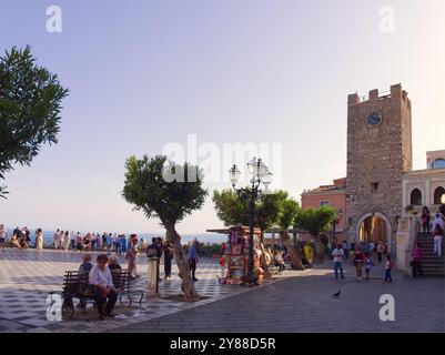 Taormine, Italie - 24 mai 2024 : Piazza IX Aprile à Taormine avec des gens aléatoires pendant l'été. Sicile. Banque D'Images
