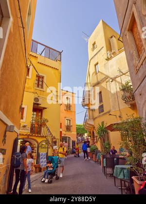 Taormine, Italie - 24 mai 2024 : rues touristiques de Taormine et façades de bâtiments pendant l'été. Sicile. Banque D'Images