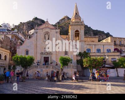Taormine, Italie - 24 mai 2024 : Piazza IX Aprile et l'église San Giuseppe à Taormine pendant le coucher du soleil en été. Sicile. Banque D'Images