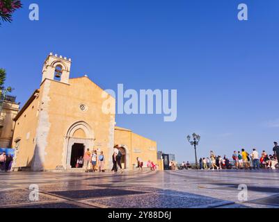 Taormine, Italie - 24 mai 2024 : Piazza IX Aprile à Taormine pendant l'été. Sicile. Banque D'Images
