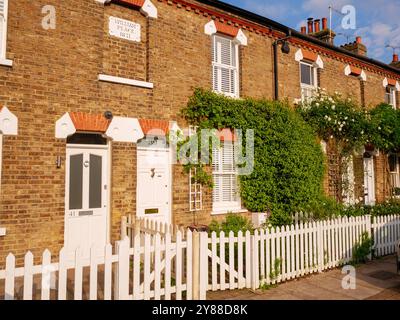 Rangée de maisons mitoyennes victoriennes avec clôture de piquet en bois blanc dans Gentleman's Row, Enfield, Londres, Royaume-Uni Banque D'Images
