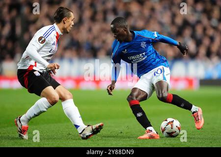 Mohamed Diomande des Rangers (à droite) et Maxence Caqueret de Lyon s'affrontent pour le ballon lors du match de l'UEFA Europa League au stade Ibrox de Glasgow. Date de la photo : jeudi 3 octobre 2024. Banque D'Images