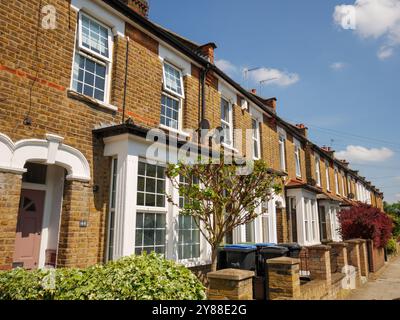 Rangée de maisons mitoyennes victoriennes, Enfield, Londres, Royaume-Uni Banque D'Images