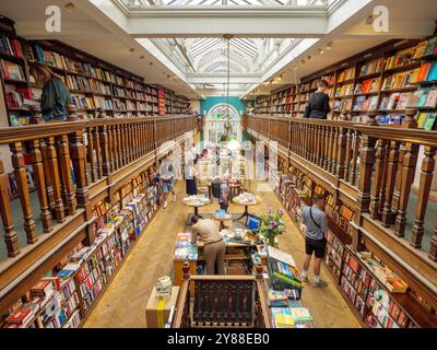 Les gens qui magasinent dans la librairie Daunt Books à Marylebone, Londres, Royaume-Uni Banque D'Images