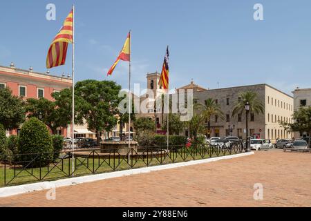 Place Plaça des Born dans le quartier historique de Ciutadella de Menorca en Espagne. Banque D'Images