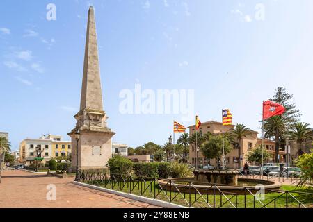 Obélisque sur la Plaza des Born à Ciutadella de Menorca commémorant la destruction ottomane. Banque D'Images