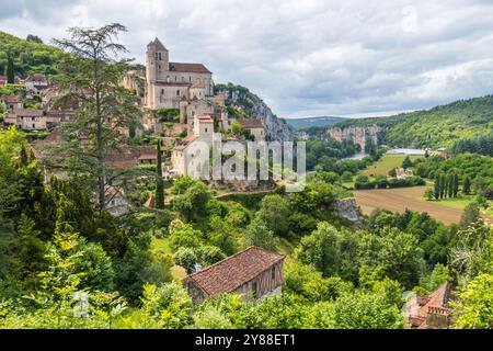 Vieux village de falaise de Saint-Cirq-Lapopie et son église dans la région Occitanie du Sud-Ouest de la France Banque D'Images