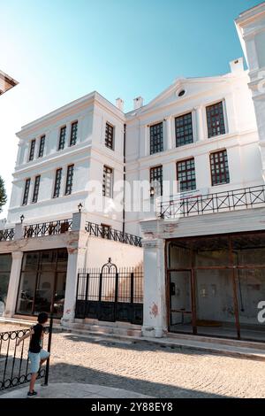 Tirilye, Turkiye - 29 SEPTEMBRE 2024 : L'école de pierre, bâtiment tas Mektep, construit entre 1904 et 1909 dans un style néo-classique. Banque D'Images