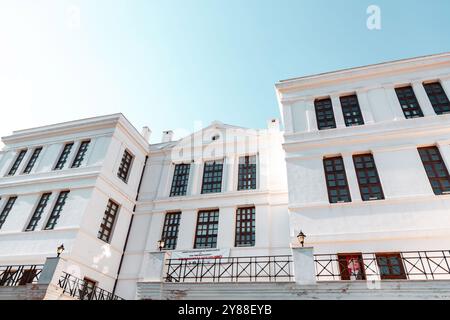 Tirilye, Turkiye - 29 SEPTEMBRE 2024 : L'école de pierre, bâtiment tas Mektep, construit entre 1904 et 1909 dans un style néo-classique. Banque D'Images