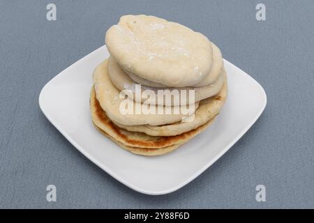 Déjeuner, pita fait maison, sur une assiette Banque D'Images