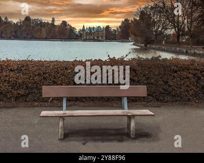 Banc en bois devant le château Schadau près de Thoune sur la rive de Thunersee Banque D'Images