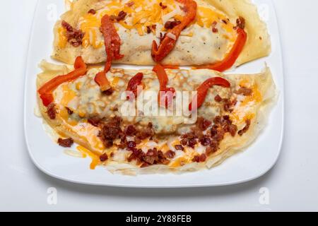 Crêpe farcie avec du bacon de bœuf haché, du fromage et des poivrons rouges, semblable à la quesadilla, mais une crêpe est utilisée à la place d'une tortilla Banque D'Images