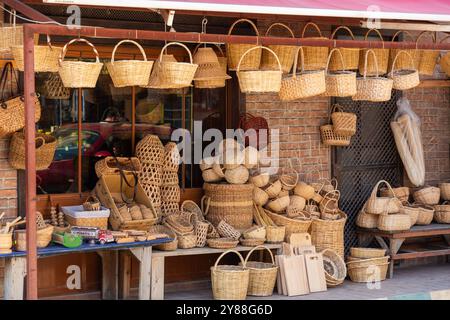 Tirilye, Turkiye - 29 SEPTEMBRE 2024 : produits en osier faits main exposés devant un magasin à Tirilye, Bursa, Turkiye. Banque D'Images