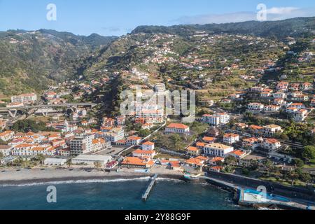 Vue aérienne du village de Santa Cruz sur l'île portugaise de Madère. Banque D'Images