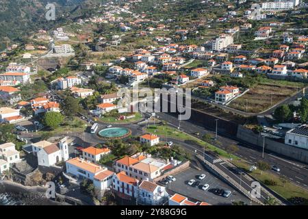 Vue aérienne du village de Santa Cruz sur l'île portugaise de Madère. Banque D'Images