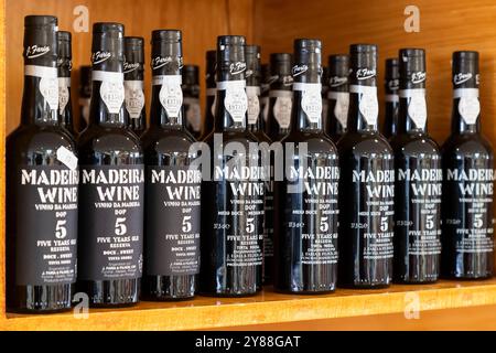 Bouteilles de vin de Madère au marché fermier de Funchal. Banque D'Images