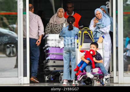 Tunis, Tunisie. 3 octobre 2024. Les Tunisiens arrivent à l'aéroport de Tunis Carthage après avoir quitté le Liban. Des ressortissants étrangers ont fui le Liban jeudi alors que les gouvernements du monde entier exhortaient leurs citoyens à sortir suite à l’intensification des bombardements israéliens de la capitale Beyrouth. Les autorités tunisiennes ont pu évacuer certains de leurs citoyens du Liban malgré un certain retard dans le chaos causé par l’escalade de l’offensive militaire israélienne dans le pays (crédit image : © Hasan Mrad/IMAGESLIVE via ZUMA Press Wire) USAGE ÉDITORIAL SEULEMENT ! Non destiné à UN USAGE commercial ! Banque D'Images