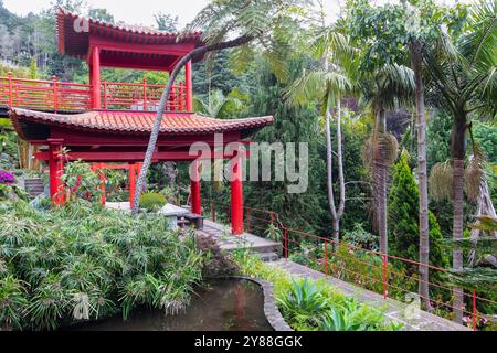 Pagode rouge dans le jardin tropical Monte Palace, Funchal, Madère, Portugal. Banque D'Images