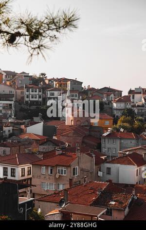 Tirilye, Turkiye - 29 septembre 2024 : Mosquée Fatih, convertie d'une église orthodoxe grecque à Tirilye, Mudanya, Bursa, Turkiye. Banque D'Images