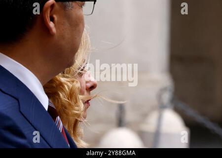 Rome, Italie, 3 octobre 2024. La première ministre italienne Giorgia Meloni, à droite, accueille le président kirghize Sadyr Japarov au bureau du gouvernement du Palais de Chigi. Banque D'Images