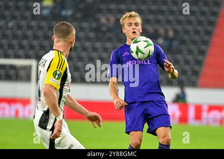 Linz, Autriche. 03 Oct, 2024. LINZ, AUTRICHE - 3 OCTOBRE : Valon Berisha du LASK et Oskar Fallenius du Djurgarden IF lors du match de la phase MD1 de la Ligue de l'UEFA 2024/25 entre le LASK et la Djurgarden Oberoesterreich Arena le 3 octobre 2024 à Linz, Autriche.241003 SEPA 20 045 - 20241003 PD9413 crédit : APA-PictureDesk/Alamy Live News Banque D'Images