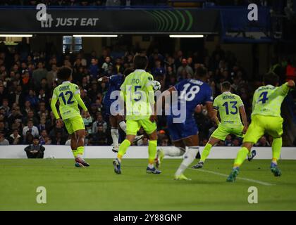 3 octobre 2024 ; Stamford Bridge, Chelsea, Londres, Angleterre : UEFA Europa Conference League Football, Chelsea contre Gent ; Renato Veiga de Chelsea dirige la balle pour marquer son 1er but à la 12e minute pour faire 1-0 Banque D'Images