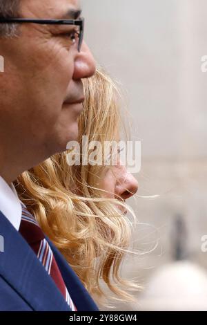 Rome, Italie, 3 octobre 2024. La première ministre italienne Giorgia Meloni, à droite, accueille le président kirghize Sadyr Japarov au bureau du gouvernement du Palais de Chigi. Banque D'Images