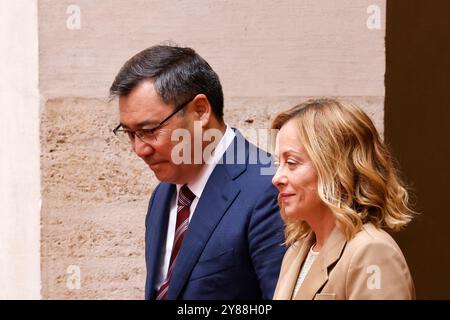 Rome, Italie, 3 octobre 2024. La première ministre italienne Giorgia Meloni, à droite, accueille le président kirghize Sadyr Japarov au bureau du gouvernement du Palais de Chigi. Banque D'Images