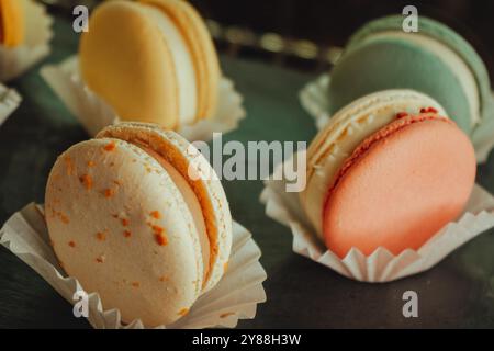 Variété de macarons ou macarons exposés dans une vitrine de café. Désert français empilé par la couleur et les saveurs, populaire biscuit sucré à base de meringue Banque D'Images