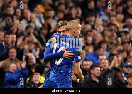 Kiernan Dewsbury-Hall de Chelsea (à gauche) célèbre avec son coéquipier Mykhailo Mudryk après avoir marqué le quatrième but de son équipe lors du match de l'UEFA Conference League à Stamford Bridge, Londres. Date de la photo : jeudi 3 octobre 2024. Banque D'Images