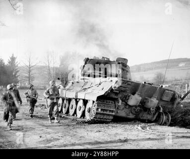 Yanks Pass Burning German Tank près de la Gleize -- les soldats américains passent un allemand brûlé ***** Char comme ils rentrent dans la ville belge de la Gleize pendant la bataille actuelle dans le saillant Belgique - Luxembourg. 2 janvier 1945. (Photo d'Associated Press photo). Banque D'Images