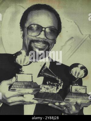 Trois fois vainqueur -- Quincy Jones, multi-talentueux, détient ses trois Grammy Awards qu'il a reçus mercredi soir lors de la 24e présentation annuelle des Grammy Awards à Los Angeles. Jones a reçu le prix du meilleur arrangement sur enregistrement local et instrumental, meilleur arrangement accompagnant ***** et la meilleure performance vocale rythmique et blues par un groupe. 24 février 1932. (Photo par AP Laserphoto). Banque D'Images