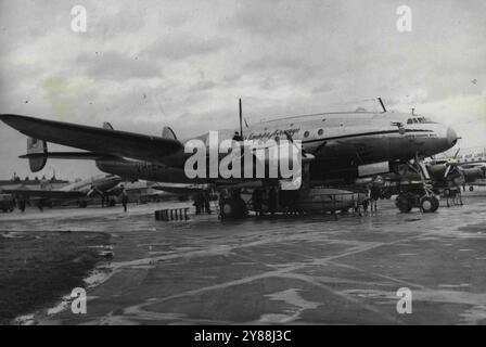 Nouvelle liaison aérienne entre l'Australie et la Grande-Bretagne - la Constellation Charles Kingsford Smith après son arrivée à l'aéroport de Londres. Transportant 26 passagers et une cargaison comprenant 500 puddings de Noël, une Constellation Quantas Empire Airways a ouvert la nouvelle liaison aérienne entre l'Australie et la Grande-Bretagne. 5 décembre 1947. (Photo de Sport & General Press Agency, Limited). Banque D'Images