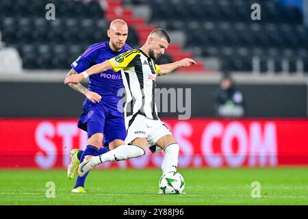 Linz, Autriche. 03 Oct, 2024. LINZ, AUTRICHE - 3 OCTOBRE : Adam Stahl de Djurgarden IF et Valon Berisha de LASK lors du match de la phase MD1 de l'UEFA Conference League 2024/25 entre LASK et Djurgarden Oberoesterreich Arena le 3 octobre 2024 à Linz, Autriche.241003 SEPA 20 060 - 20241003 PD9720 crédit : APA-PictureDesk/Alamy Live News Banque D'Images