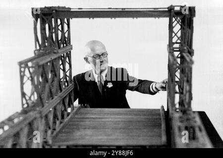 Bailey Bridge Man combat 'No Reward' photos : Sir Donald Coleman Bailey photographié avec une maquette du célèbre pont sectionnel à Somerset House-to-day (mardi). Bailey Bridge Man combat 'No Reward' le Bailey Bridge, célèbre pour le rôle qu'il a joué dans la victorieuse traversée de l'Europe par les armées alliées, a fait l'objet d'une Commission royale de récompenses aux inventeurs à Somerset House, Londres, aujourd'hui (mardi). Sir Donald Coleman Bailey, inventeur du pont, sur lequel plus de 40 000 000 £ ont été dépensés pendant la guerre, conteste une décision de la Couronne de retourner sa demande pour une récompense Banque D'Images