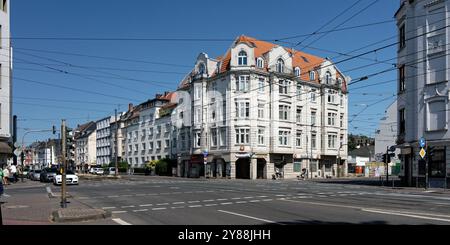 Cologne, Allemagne 8 juillet 2023 : intersection de voitures et de tramways à cologne ehrenfeld avec un enchevêtrement de lignes aériennes Banque D'Images