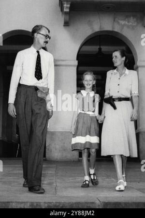 Pistolet, toting parents escorte Heather de l'école mère et père portent tous les deux des armes comme ils récupèrent leur fille de l'école ici. La précaution illustre l'atmosphère taquine dans le Kenya terrorisé. Les parents sont Mr. et Mrs. G. D. Kerr, anciennement Port Rush Road, Port Stuart, Irlande du Nord. Avant d’aller travailler chaque jour, ils emmènent leur jeune fille Heather à l’école primaire de Nairobi et l’escortent chez elle dans l’après-midi. L'école est utilisée comme zone de sécurité pour les enfants âgés de 4 à 9 ans pendant la journée pendant que les parents travaillent. Le programme est géré par la Ligue des femmes d'Afrique de l'est, et est un Banque D'Images