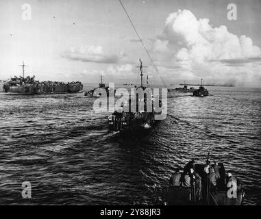 J,Day dans le Pacifique Sud-Ouest a émergé avec l'invasion de l'île de Mbrotai, juste au sud des Philippines, les unités de l'armée, de la marine et des forces aériennes sous le commandement du général Douglas MacArthur, commandant, en chef, zone Pacifique Sud-Ouest, ont combiné leur assaut pour un coup écrasant sur l'empire japonais rétrécissant. Les bombardements aériens et navals lourds ont précédé la mise à terre de l'armée par la marine. 15 septembre 1944. (Photo officielle de la marine américaine). Banque D'Images