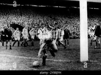 Deuxième fois pour l'Angleterre - Ryder met le ballon sur la ligne australienne pour donner à la Grande-Bretagne leur deuxième essai dans ce 1er test match de la tournée australienne. La Grande-Bretagne a gagné 19 points à 6. 5 octobre 1952. Banque D'Images