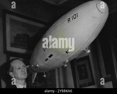 Belle maquette du malheureux dirigeable britannique R101, qui s'est écrasé à Beauvais, en France, en octobre 1930, avec la perte de 48 vies. Le navire était en voyage inaugural en Inde. Cette miniature est l'œuvre de Mr. G. C. Marshall, un dentiste, de Glen Iris, et a été achetée pour £45 pour la section technologique du Musée. Le conservateur de la section, M. Edgar H. Penrose, est montré aujourd'hui avec le modèle de 5 ½ pied. 08 août 1938. Banque D'Images