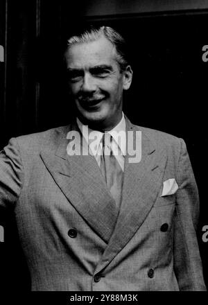 Anthony Eden s'est fiancé à la nièce de Mr. Churchill -- la maison de Mr. Anthony Eden heureusement chez le caméraman alors qu'il quitte sa maison Carlton House Terrace pour le n ° 10 Downing Street ce matin.Mr. Anthony Eden, 55 ans, ministre des Affaires étrangères, s'est fiancé à Mlle Clarissa Spencer - Churchill, nièce du premier ministre, 32 ans, qui travaillait au ministère des Affaires étrangères pendant la guerre. Miss elle résidera jusqu'au mariage, qui sera l'endroit sous peu. 12 août 1952. (Photo Fox photos). Banque D'Images