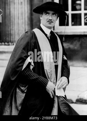 Mr. Eden ancien ministre des Affaires étrangères reçoit un doctorat honorifique -- Mr. Anthony Eden, photographié dans ses robes après avoir reçu son diplôme à Cambridge aujourd'hui. Anthony Eden, l'ancien ministre britannique des Affaires étrangères, qui a démissionné de son poste en raison d'une divergence d'opinion avec M. Neville Chamberlain, le premier ministre, a reçu un doctorat honorifique des mains de Earl Baldwin, l'ancien premier ministre, à Cambridge ce matin. 9 juin 1938. (Photo de Wide World photo). Banque D'Images