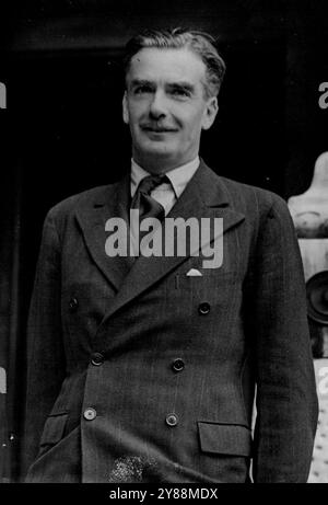 M. Anthony Eden revient de Québec à Londres. -- Mr. Anthony Eden arrivant au bureau des Affaires étrangères après son arrivée à London.Mr. Anthony Eden, le ministre des Affaires étrangères, est revenu à Londres après la conférence du Québec. Il devrait rencontrer prochainement M. Maisky, ancien ambassadeur de Russie en Grande-Bretagne, qui est maintenant également à Londres pour une visite d'adieu avant de retourner à Moscou pour prendre ses fonctions de vice-commissaire aux affaires étrangères. 30 août 1943. Banque D'Images