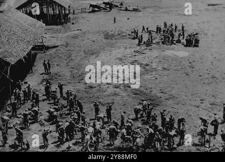 Parachutistes néerlandais à Jogjakarta. Les parachutistes néerlandais photographiés depuis la tour de contrôle de l'armée de l'air indonésienne sur l'aérodrome de Maguwo, Jogjakarta, Java, peu après l'atterrissage aéroporté, le 19 décembre, lorsque les Hollandais s'emparent du terrain. En arrière-plan sont deux anciens avions d'entraînement japonais qui ont été utilisés par l'armée de l'air indonésienne. Il s'agissait d'un préalable à la chute de Jogjakarta, capitale de la République indonésienne, dans le cadre de l'action policière lancée par le gouvernement néerlandais contre ce qu'il a décrit comme des "éléments terroristes" en Indonésie. 24 décembre 1948. (Photo d'Associated Press Banque D'Images