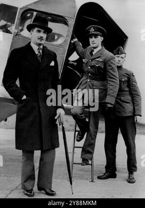 Anthony Eden revient de Brussels Conference -- Mr. Anthony Eden quitte l'avion à Hendon, Londres.Mr. Anthony Eden, ministre britannique des Affaires étrangères, est retourné par avion de la Royal Air Force à l'aérodrome Hendon de Bruxelles, où il a représenté les Britanniques à la conférence des neuf puissances sur la Chine.Mr. Eden a laissé entendre lors de la conférence que la Grande-Bretagne coopérerait avec l'Amérique pour trouver une solution pacifique à la guerre. 5 novembre 1937. (Photo de Kosmos Press Bureau (Australie) Pty. Ltd.). Banque D'Images