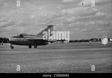 L'avion britannique en spectacle - le 'Fairey Delta', un avion de recherche à ailes delta utilisant le frein parachute après l'atterrissage. La grande exposition aérienne organisée par la Society of British Aircraft Constructors a ouvert ses portes à Farnborough Hampshire. 08 septembre 1954. (Photo de Sport & General Press Agency, Limited). Banque D'Images