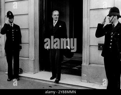 Sir Anthony - premier ministre - Sir Anthony Eden quittant sa résidence officielle aux jardins Carlton pour le palais de Buckingham ce matin quand il a été convoqué pour une audience avec la reine pour baiser la main sur sa nomination comme premier ministre succédant à Sir Winston Churchill. 6 avril 1955. Banque D'Images