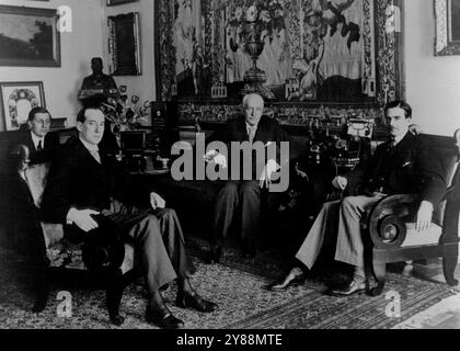 M. Eden poursuit ses pourparlers de paix avec les dirigeants polonais après avoir quitté Moscou. M. Anthony Eden, Lord Privy Seal, avec le président polonais, M. Moscicki (au centre) et le colonel Beck, ministre polonais des Affaires étrangères (à gauche) à Varsovie. 04 avril 1935. (Photo de Sport & General Press Agency Limited) Banque D'Images